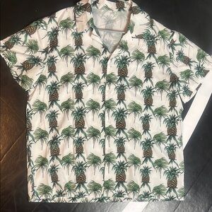 Men’s Size Small Hawaiian Button Up Shirt with Pineapples and Palm Trees